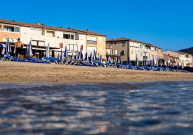 La plage de Port Grimaud sur la Côte d’Azur